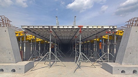 Wygodne formowanie płyty pomostowej przekroju skrzynkowego systemem PERI SKYDECK - Estakady dojazdowe mostu MD7