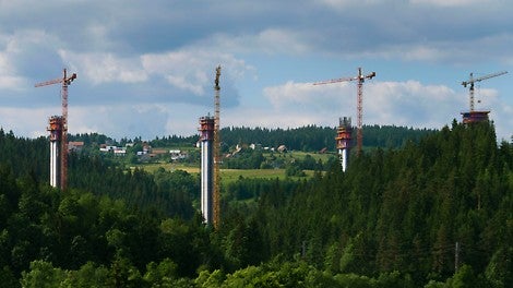 Úsek diaľnice Svrčinovec - Skalité sa bude pýšiť najvyšším mostom na Slovensku s pilierom vysokým až 76 m.