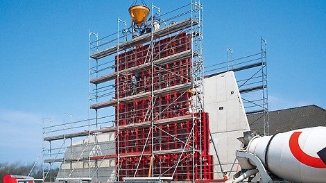 Auf der Landseite der Weißbeton, auf der Seeseite der metallische Körper – das ist die architektonische Idee, das Thema &quot;Verbindung&quot; auch mit der äußeren Gestaltung darzustellen. Auf halber Wandhöhe wird eine Betonierfuge eingeplant – ausgeführt mit einer Dreikantleiste.