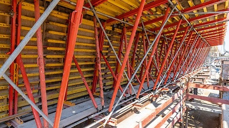 Beim VARIOKIT Taktschiebesystem VIL erfolgen Absenken und Ausschalen der Außenschalung mittels speziellem Ausschalmechanismus in einem Arbeitsvorgang.