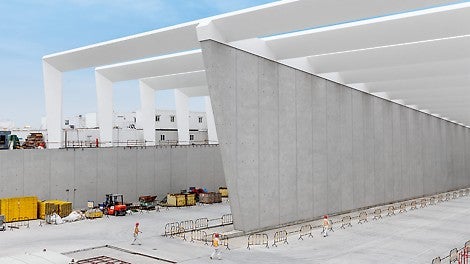 凭借派利的专业技术，保证了SB4顶级质量的清水混凝土墙体；全线永久性防渗水，墙面布置有清晰、规则的接缝与拉杆孔。