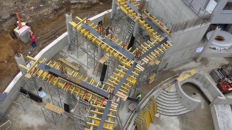 Debnenie prievlakov a stropov bolo realizované na podpernej konštrukcii zo systému ST 100 a prebiehalo pomocou systému MULTIFLEX s priehradovými nosníkmi GT 24.