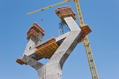 Die Arbeitsbühnen sind unabhängig vom Neigungswinkel horizontal, was die Schalungsarbeiten sicherer macht<br/>