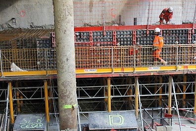 Coffrage d’un plot de 72 mètres linéaires et d’épaisseur 1,5 m - 3,3 m : coffrage de rives en manuportable DUO, coffrage de voiles TRIO adapté en coffrage de dalle, étaiement en MULTIPROP, système VARIOKIT