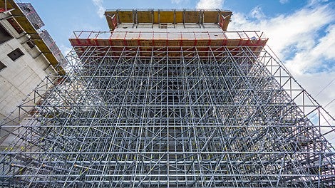 Die 16 m hohe PERI UP Traggerüstkonstruktion an der Westseite des Klärschlammbunkers passte sich mit 25-cm- und 50-cm-Systemriegeln an die statischen Erfordernisse an.