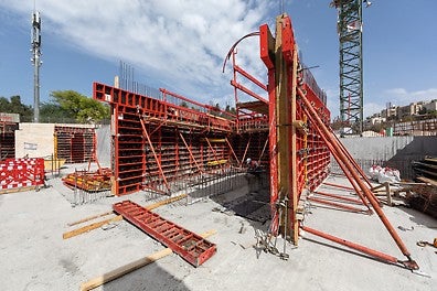 Los paneles DOMINO son extremadamente ligeros pero, aun así, tienen una gran capacidad de carga. El panel de aluminio de 250 x 100 pesa solo 59 kg.