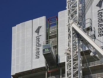 El sistema puede ser en voladizo, servir a la cubierta húmeda y reubicarse fácilmente. Integrado alrededor de cualquier tipo de pantalla de protección perimetral, especialmente sistemas PERI LPS y RCS.