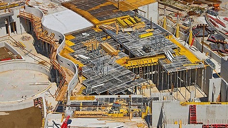 Für die Geschossdecken mit Deckenstärken bis zu 55 cm und Raumhöhen von 5 m verwendete das Baustellenteam die SKYDECK Deckenschalung mit Fallkopf.