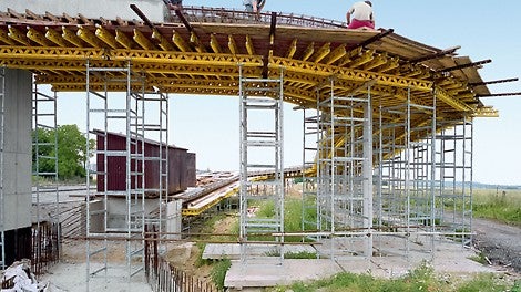 &lt;p&gt;Složit&amp;eacute; podskružen&amp;iacute; s věžemi ST 100 a př&amp;iacute;hradov&amp;yacute;mi nosn&amp;iacute;ky GT 24 umožnily hospod&amp;aacute;rnou a rychlou v&amp;yacute;stavbu.&lt;/p&gt;<br/>