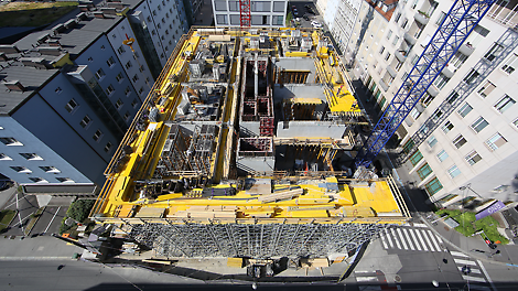 Im Einklang mit der flotten MAXIMO Tempovorgabe für die Wände werden mithilfe der SKYDECK alle Geschossdecken systematisch und damit auch effizient geschalt.