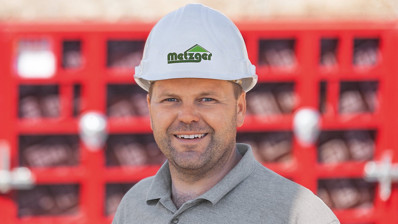 Ich habe mich für PERI MAXIMO entschieden, weil mich die – im Vergleich zu allen anderen Wandschalungssystemen – bessere und fortschrittlichere Technik überzeugt hat. Positiv beeindruckt bin ich außerdem vom PERI Service und vor allem von der unkomplizierten Vor-Ort-Betreuung.