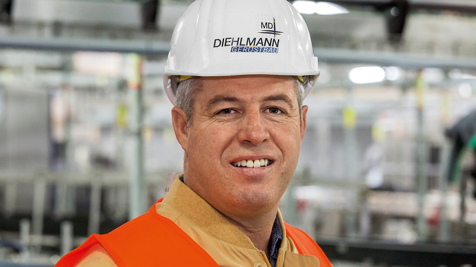 Mit PERI UP benötigen wir weniger Schraubverbindungen und Diagonalen. Dadurch sind wir gefühlt etwa 20 Prozent schneller. Zudem konnten wir trotz der Komplexität der zu umbauenden Produktionsanlagen die komplette Belagebene mit einem einheitlichen 2,50-m-Systemraster ausbilden. Das reduzierte die Materialvorhaltung auf extrem wenig unterschiedliche Gerüstbauteile.