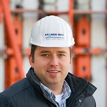 Statement von Dipl.-Ing. (FH) Frank Muntel: „Zusammen mit PERI war es uns möglich, die Bauabläufe weiter zu optimieren. Mit der RUNDFLEX Plus ließen sich die gekrümmten Flächen mit hoher Genauigkeit und einwandfreier Sichtbetonqualität herstellen. Die Arbeitsbühnen passen sich den unterschiedlichen Radien problemlos an und sorgen auch bei großen Höhen für Sicherheit auf oberstem Niveau.“