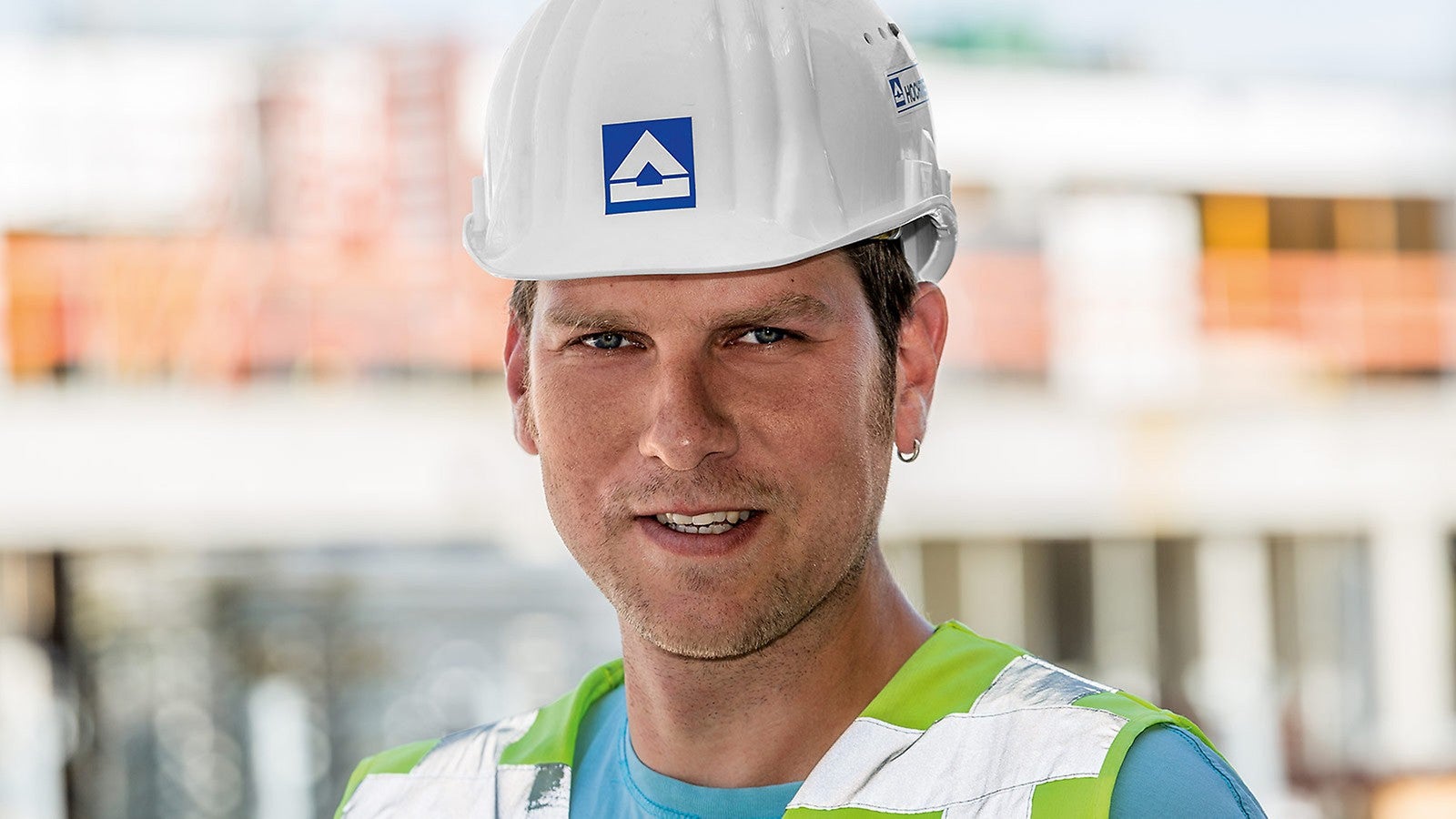 Dank guter Taktung und Arbeitsvorbereitung sowie an die unterschiedlichen Bauaufgaben angepasste Systemkombinationen war unsere Großbaustelle keine Materialschlacht. In den wöchentlichen Baustellenbesprechungen konnten wir zusammen mit dem PERI Projektkoordinator einzelne Schalungsdetails ansprechen und klären, vorausschauend die nächsten Abläufe bewerten und durchtakten sowie Materialbewegungen koordinieren. Wichtig hierbei für uns war die gute Zusammenarbeit – für eine beiderseitige Zufriedenheit.