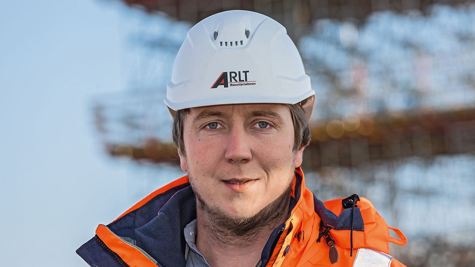 „Die Schrägseilbrücke über die Mulde ist ein anspruchsvolles, für alle Seiten herausforderndes Bauprojekt. Die Qualität der PERI Schalungslösung stimmt – und wir sind sogar schneller als ursprünglich geplant.“