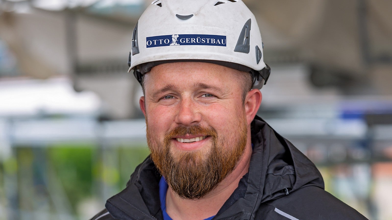 PERI UP ermöglicht uns dank des vorlaufenden Geländers TRBS-konformes Arbeiten auch bei gegliederten Grundrissen. Bei Ecken und Gebäudevor- und -rücksprüngen müssen wir weniger schrauben und es entstehen keine Stolperkanten. Mit der modularen PERI UP Easy Stielvariante sind wir zudem äußerst flexibel.