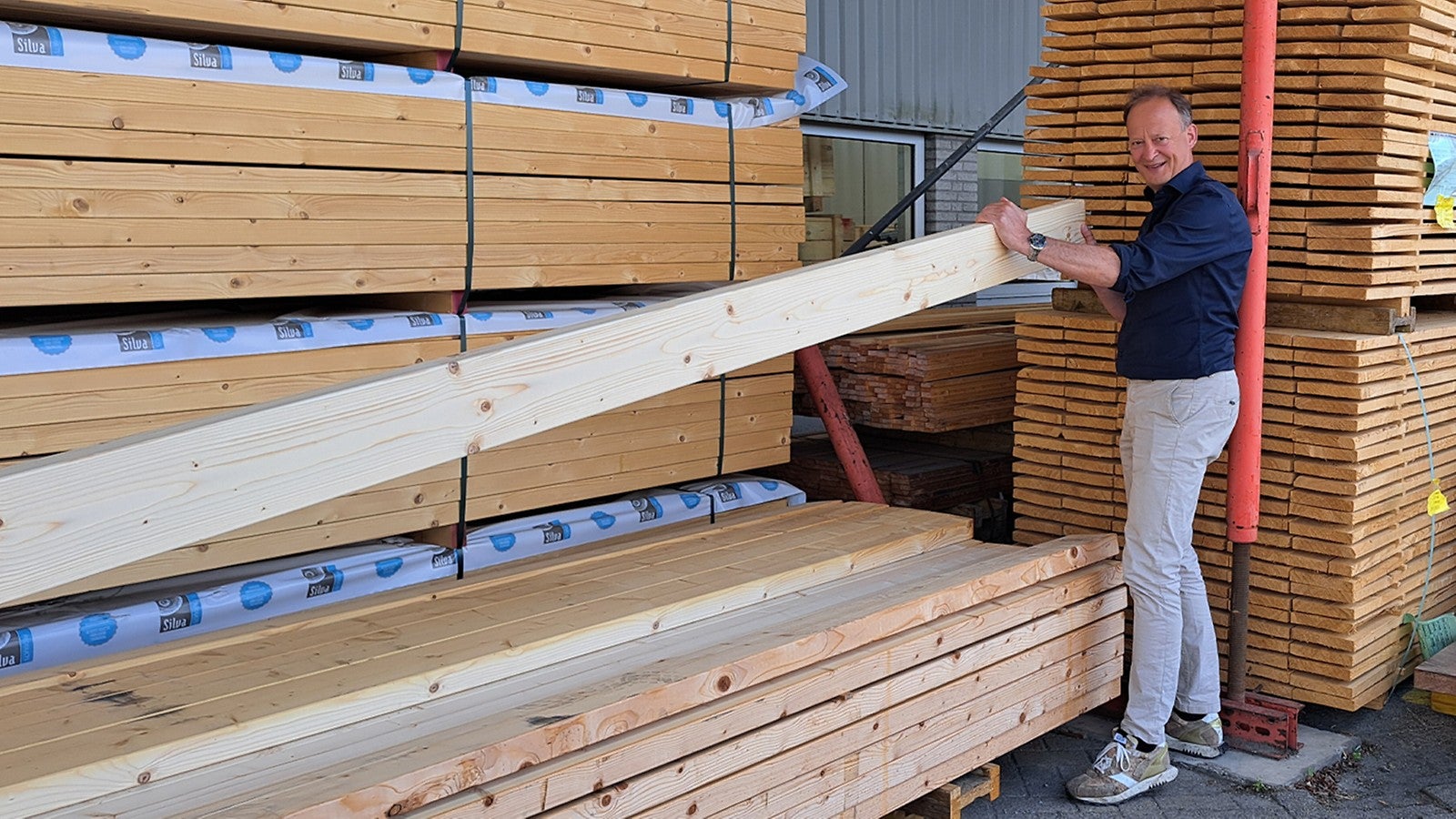 Staat controleert de houtbalken.