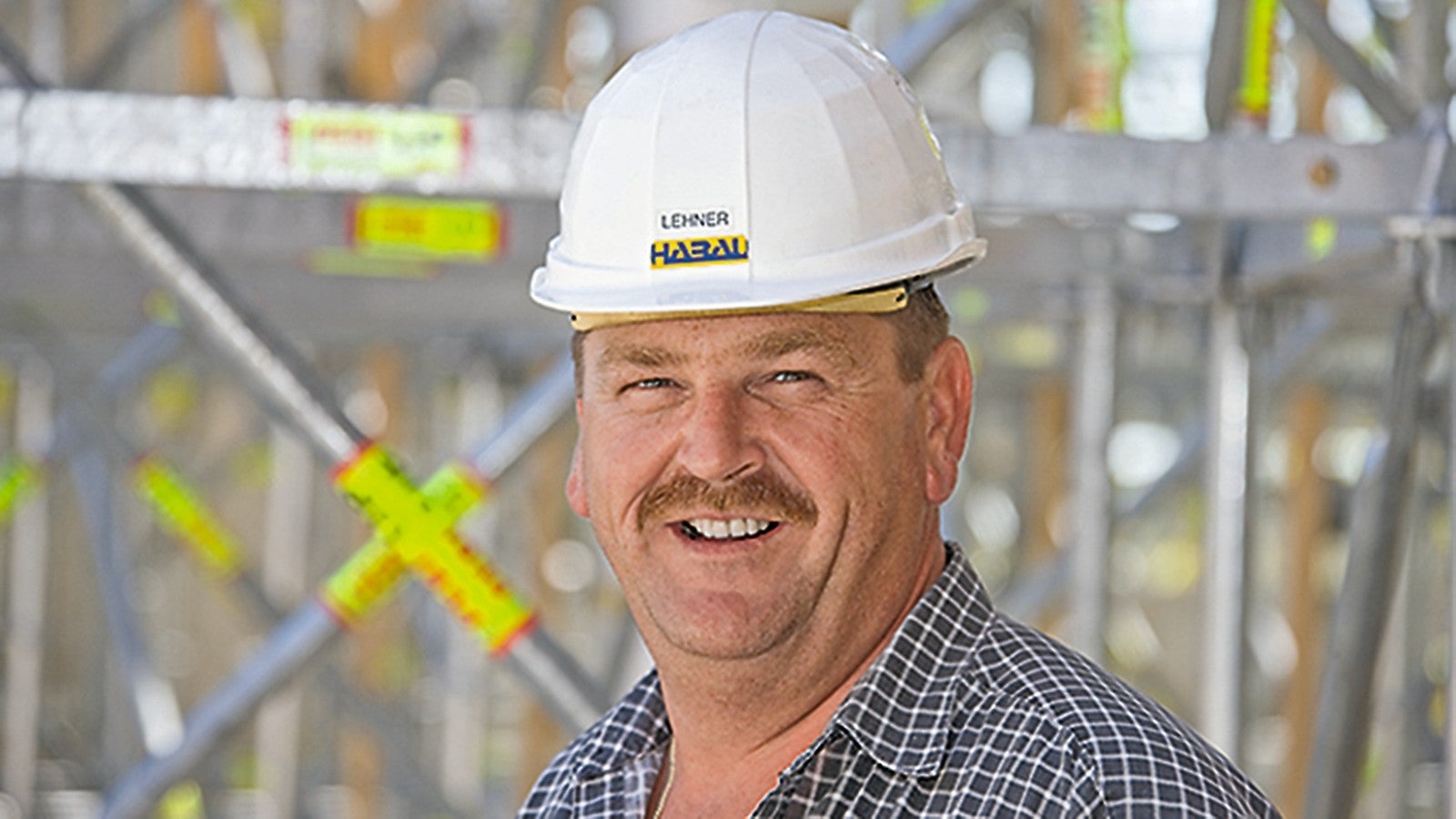 Die Zusammenarbeit mit PERI funktioniert perfekt. Mit MAXIMO erreichten wir schnellere Ein- und Ausschalzeiten. Die Ein-Mann-Bedienung mit dem MX Anker ist richtig gut, dadurch sparen wir zusätzliche Arbeitszeit und Arbeitsgerüste an der Stellschalung.