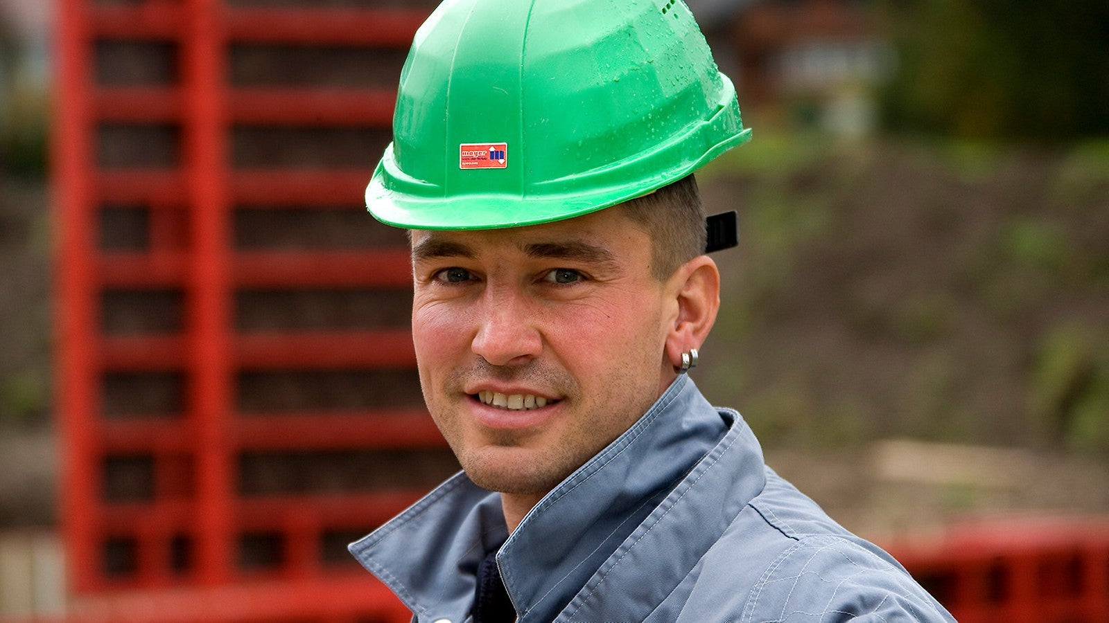Durch die Bedienung der Schalung von der Innenseite benötigen wir nur drei Mann auf der Baustelle und verkürzen zudem noch die Bauzeit der Kellerwände von vier auf drei Tage. Das Betonergebnis mit dem geordneten Anker- und Fugenbild hat Sichtbetonqualität und entspricht den gestiegenen Anforderungen. Die PERI MAXIMO ist unschlagbar – ich bin begeistert und voll überzeugt.