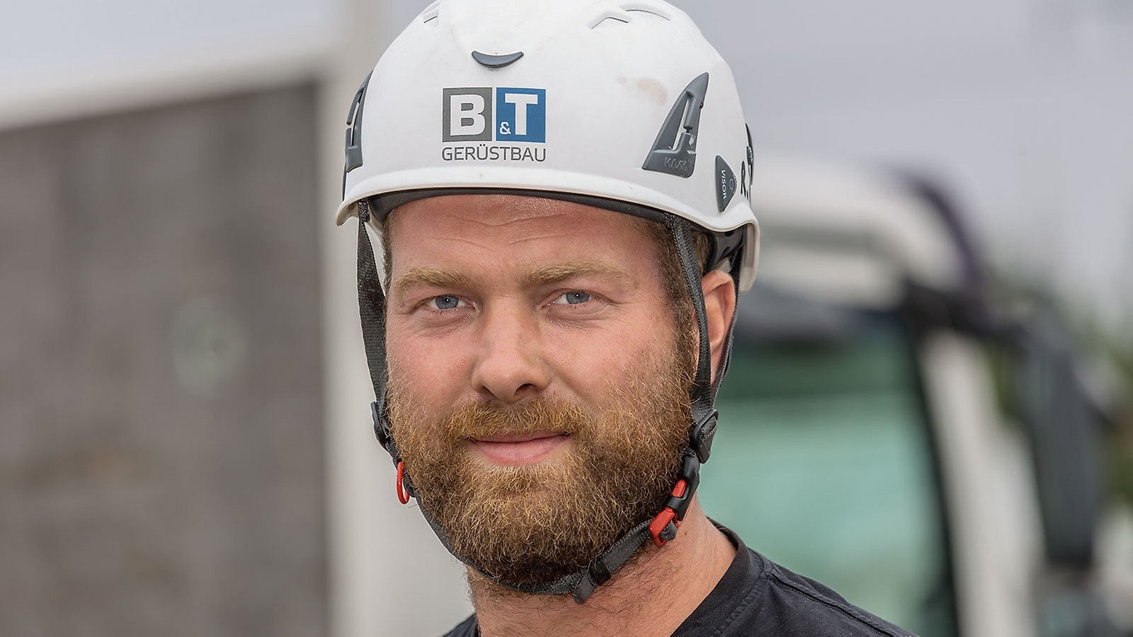 PERI stand uns von der ersten Idee bis zur Rückgabe des Materials als zuverlässiger Partner konsequent zur Seite und ermöglichte uns somit, das gewünschte Ziel kurzfristig zu erreichen. Besonders zu betonen ist die extrem schnelle Lieferkette: Schon wenige Tage nach Auftragsvergabe konnten unsere Gerüstbauer die ersten Binder bzw. Auflager montieren. Durch den unkomplizierten Aufbau mit kurzen Montagezeiten und wenig Werkzeugen waren wir in der Lage, die Dachkonstruktion wenige Tage später einsatzbereit übergeben zu können. Das Gewicht der Konstruktion ließ sich dank der aufeinander abgestimmten Kombination aus Gerüst und Schalungsbauteilen sicher ableiten. Und das Verziehen des kompletten 42-m-Daches war mit nur 4 Monteuren per Hand möglich.