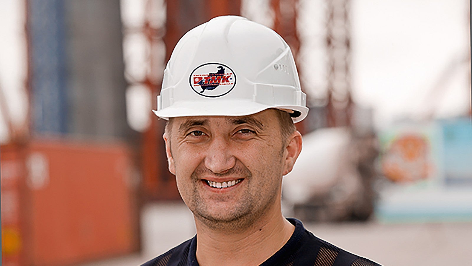 &quot;Для возведения пилона нами была использована самоподъемная система опалубки ACS фирмы PERI. Преимущество системы заключается в легкости монтажа и простоте использования, то есть, собрав систему один раз, далее мы просто перемещали ее на следующую захватку с помощью гидравлических агрегатов. Это позволило существенно сократить затраты рабочего времени, что очень важно на любом строительном объекте&quot;.