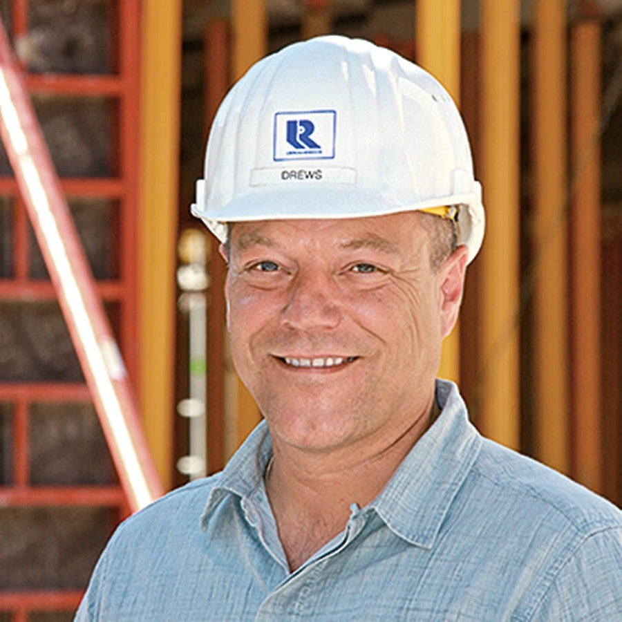 Für eine hohe Qualität arbeiten wir vorwiegend mit eigenem Baustellenpersonal. Die höheren Lohnkosten machen wir mit optimierten Bauabläufen und schnellen Schalzeiten gut – durch ein eingespieltes Team und die Verwendung von MAXIMO und SKYDECK.