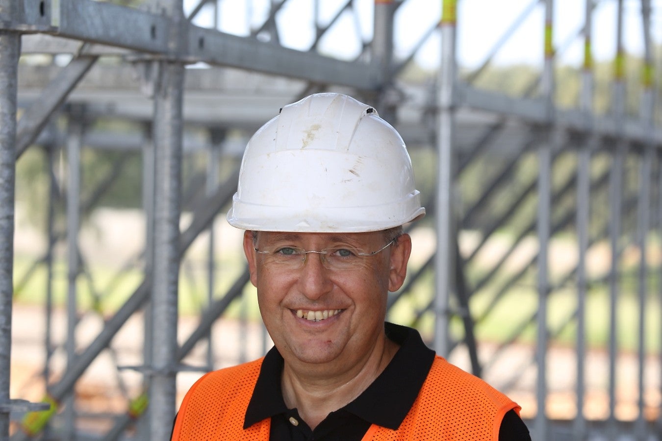 בניית גשר מציפה אתגרים רבים לאורך הדרך. פרי היתה השותפה האוטימטיבית לפרויקט זה, ממוקדת בדרישותינו עם רעיונות ותכנון חדשניים ועם תמיכה וציוד מצוינים באתר: מגדלי תמיכה פרי-אפ ומערכת ואריו-קיט חזקה. 