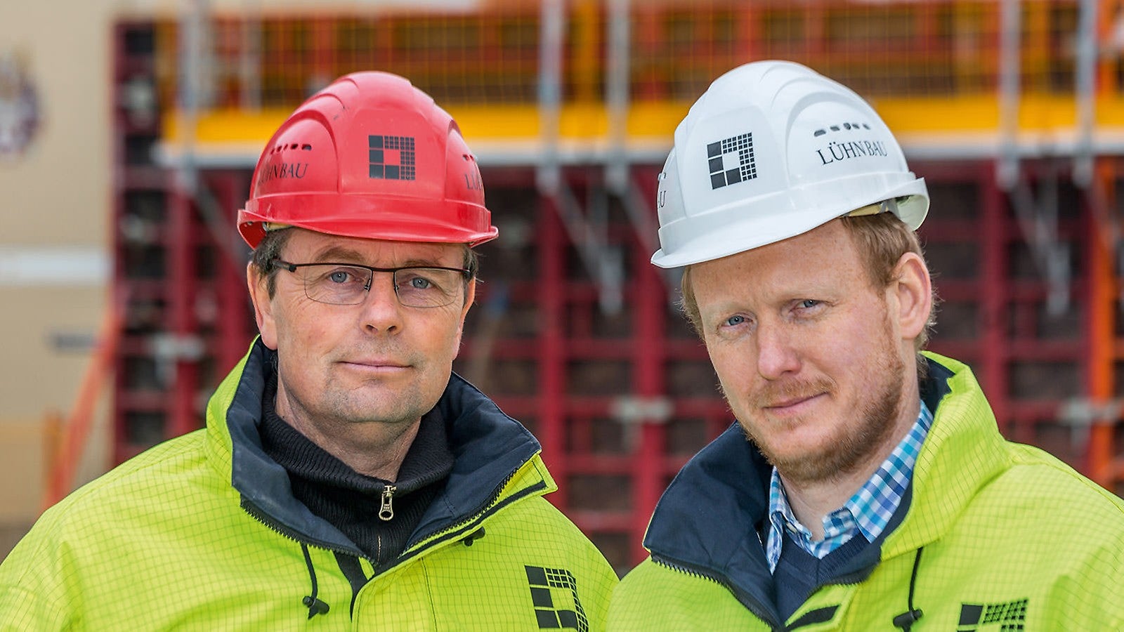 Der MXK Bühnenlaufsteg ist wie eine Autobahn – stets gerade, breit genug und ohne Störstellen. Das macht das Arbeiten sicherer, denn es gibt keine Stolperkanten und es bleiben keine Kabel hängen.