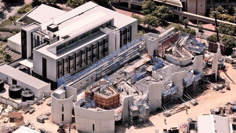 The 70m long BUSA building with Scoop #1 and #4 nearing completion. All vertical elements were designed and supplied by PERI.