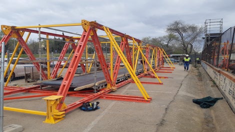 <br/>Due to the lightweight steel components, no crane is required for pre-assembling the towers and girder packages. Moreover, thanks to the light and thus ergo-nomic individual components, assembly can be completely carried out without any lifting gear, only by hand.