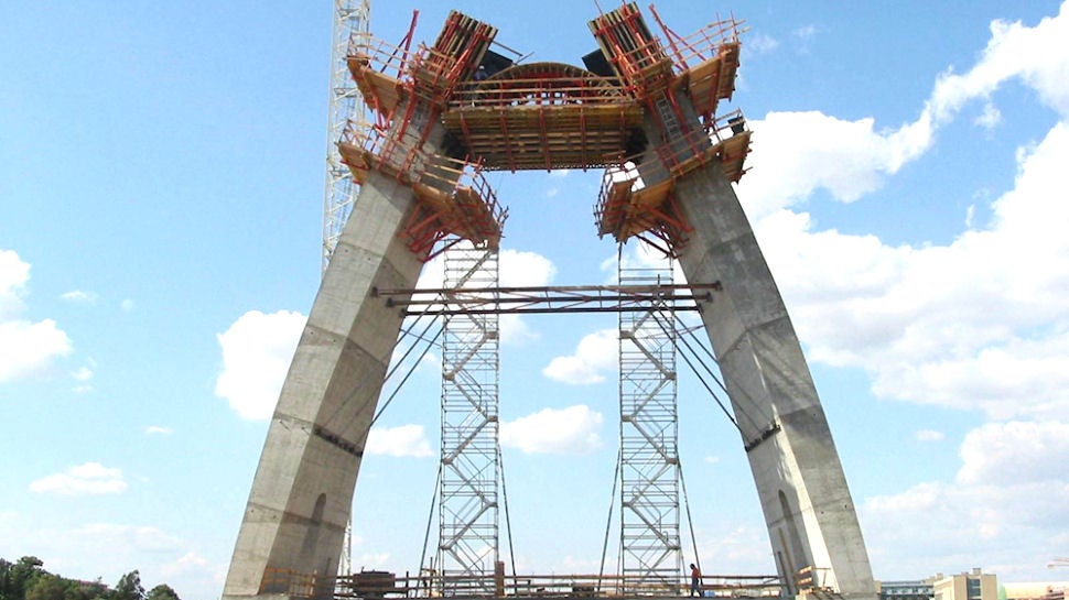 Il sistema a ripresa SKS è stato adattato in modo ottimale alla complessa geometria dell'antenna. L'accesso alle piattaforme di servizio è stato garantito da scale a torre PERI UP