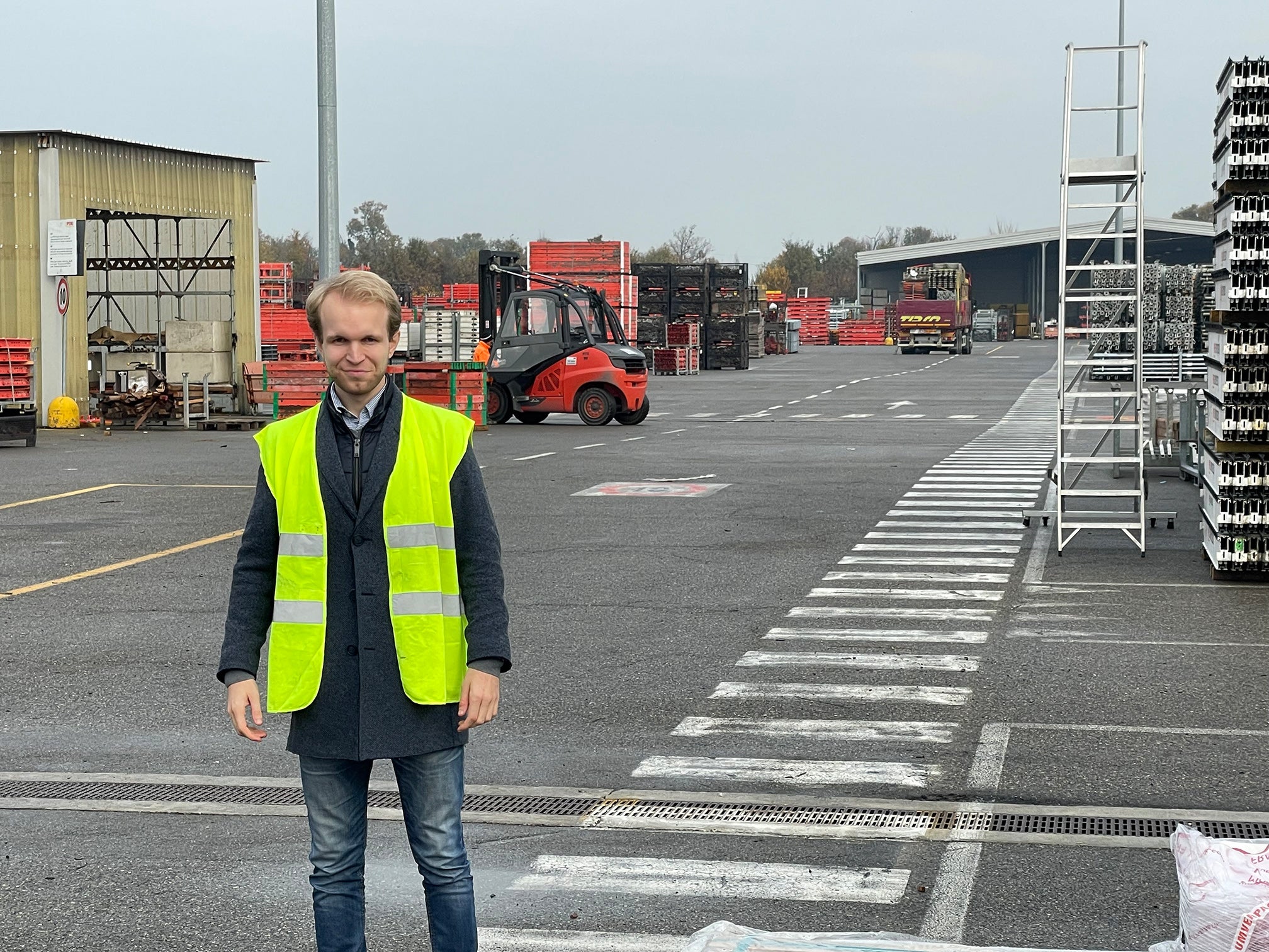 PERI Italien besteht bereits seit 1983 – hier ist Alexander auf dem Lagerplatz zu sehen.