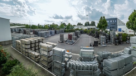 <p>Auf dem neuen Zentrallager Ger&amp;uuml;st in Dresden werden auf 13.000 m&amp;sup2; mehrere Millionen Tonnen Ger&amp;uuml;st vorgehalten. Von diesem Standort aus beliefert PERI fortan Ger&amp;uuml;stprojekte in ganz Deutschland.</p><br/>