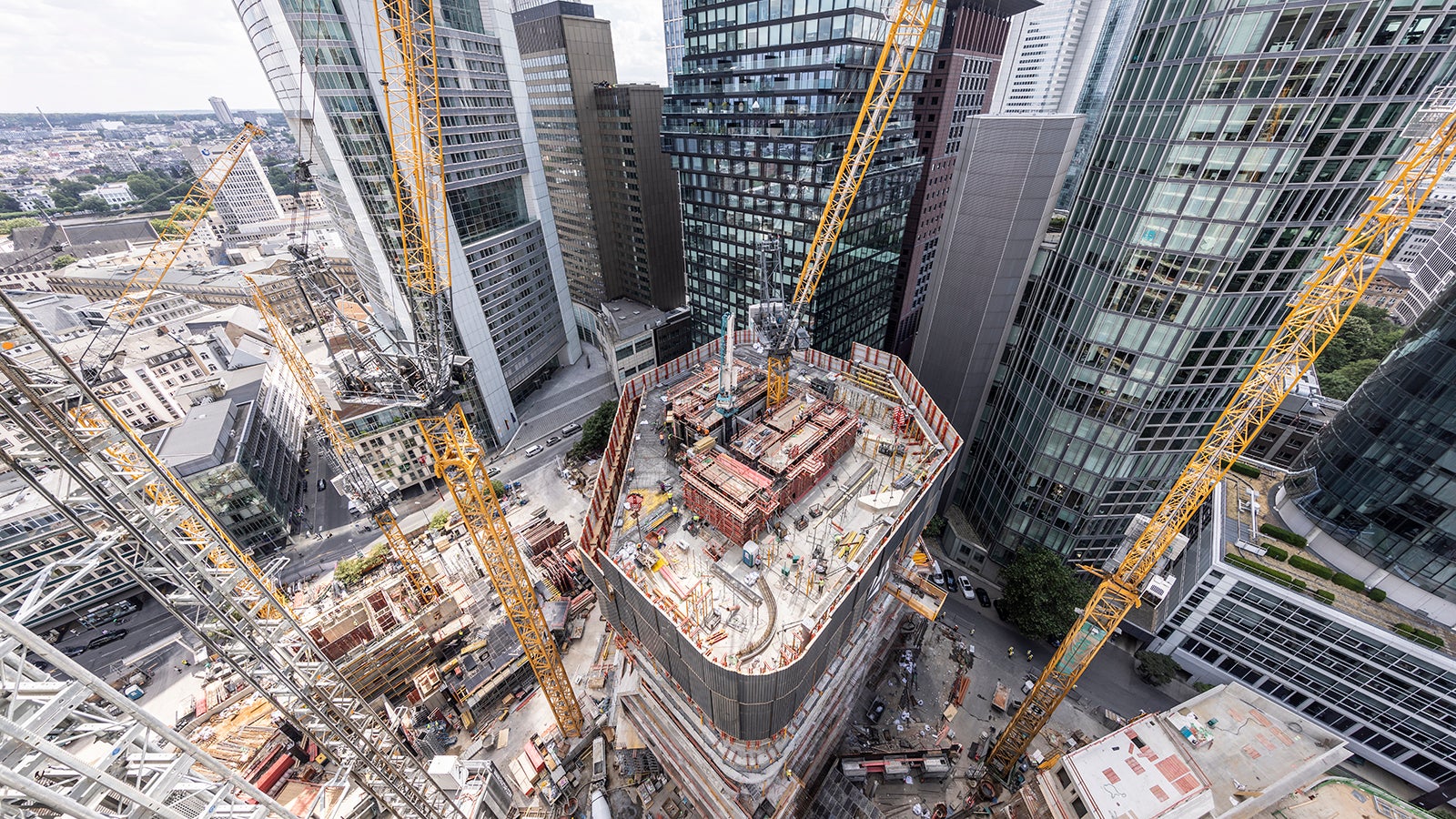 Die PERI Lösung für den Bau des Großprojekts umfasst aufgrund der variierenden Anforderungen der vier Türme unterschiedliche, gleichzeitig optimal aufeinander abgestimmte Systeme. Für die inneren Kerne der vier Hochhäuser fanden verschiedene Varianten des ACS Klettersystems Verwendung.