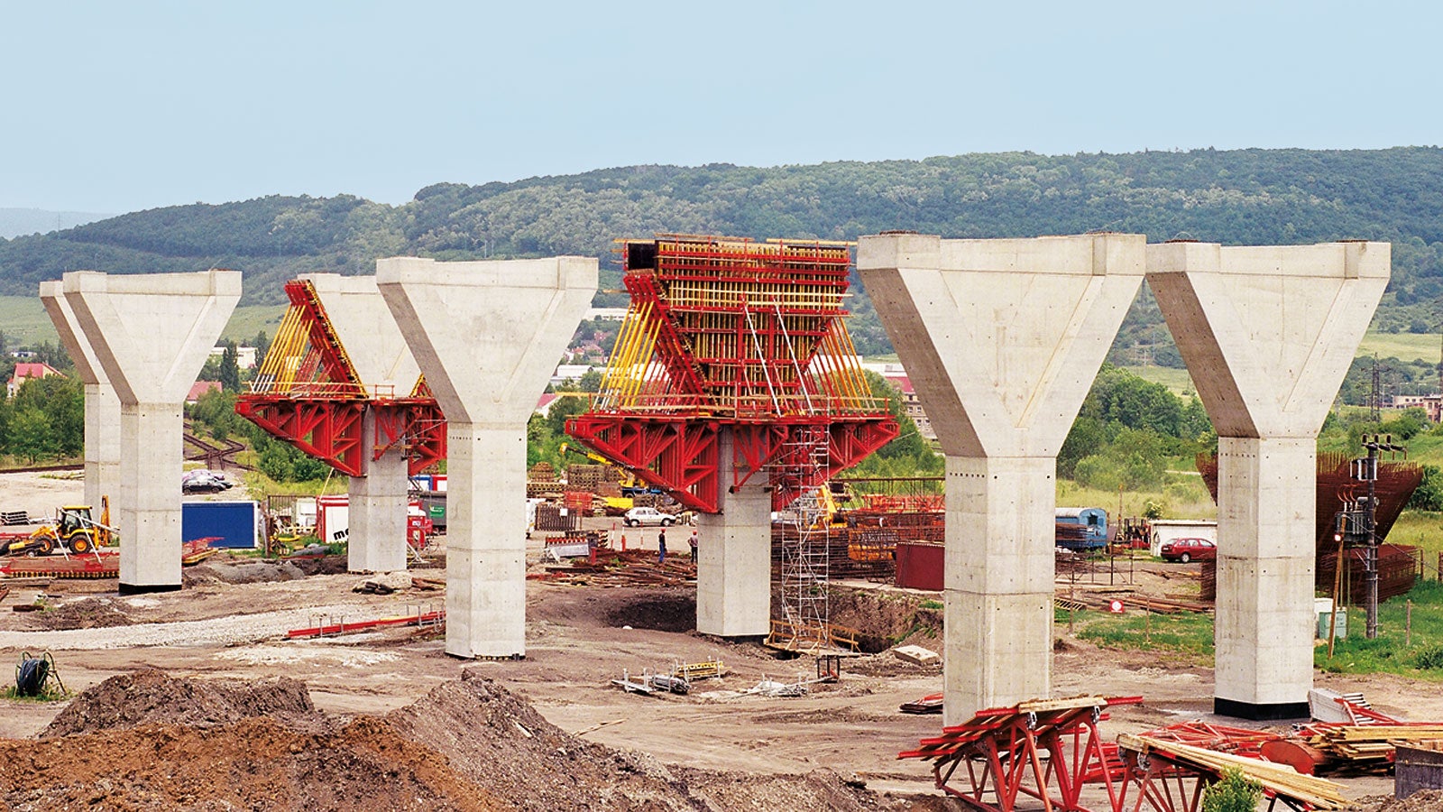 For the 1,083 m long Trmice motorway bridge near Aussig in the Czech Republic, 59 piers were cost-effectively formed using PERI formwork.