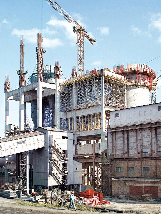 Para ampliar a fábrica de cimento, os engenheiros da PERI Ucrânia projetaram uma solução abrangente e sofisticada de formas e andaimes.