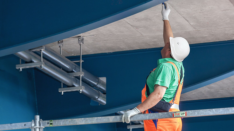 Один комплект промышленных лесов позволяет решить неограниченное количество задач: от обслуживания воздушного судна до проведения текущего ремонта производственного здания. Из одного набора элементов можно соорудить разные по форме, высоте и назначению конструкции.