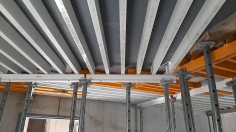 PERI Polyprop 15 mm im Einsatz mit der GRIDFLEX Trägerrost-Deckenschalung.
