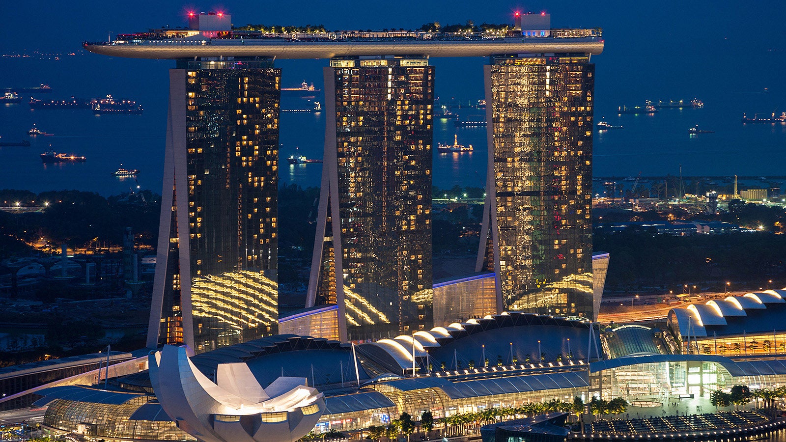 In 2009, after a construction period of only two years, a platform was in place which connects the three hotel towers to each other.