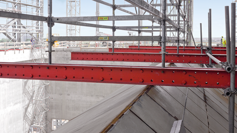 При монтаже подмостей в труднодоступных местах часто возникает ситуация, когда базовые элементы лесов для установки основания применить невозможно. Данную задачу можно решить, используя элементы опалубки. 