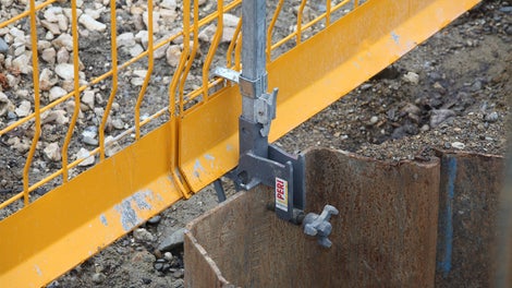 图为在柏林项目施工中，使用PSC挡土墙夹具轻易地将防护网固定在挡土墙上。