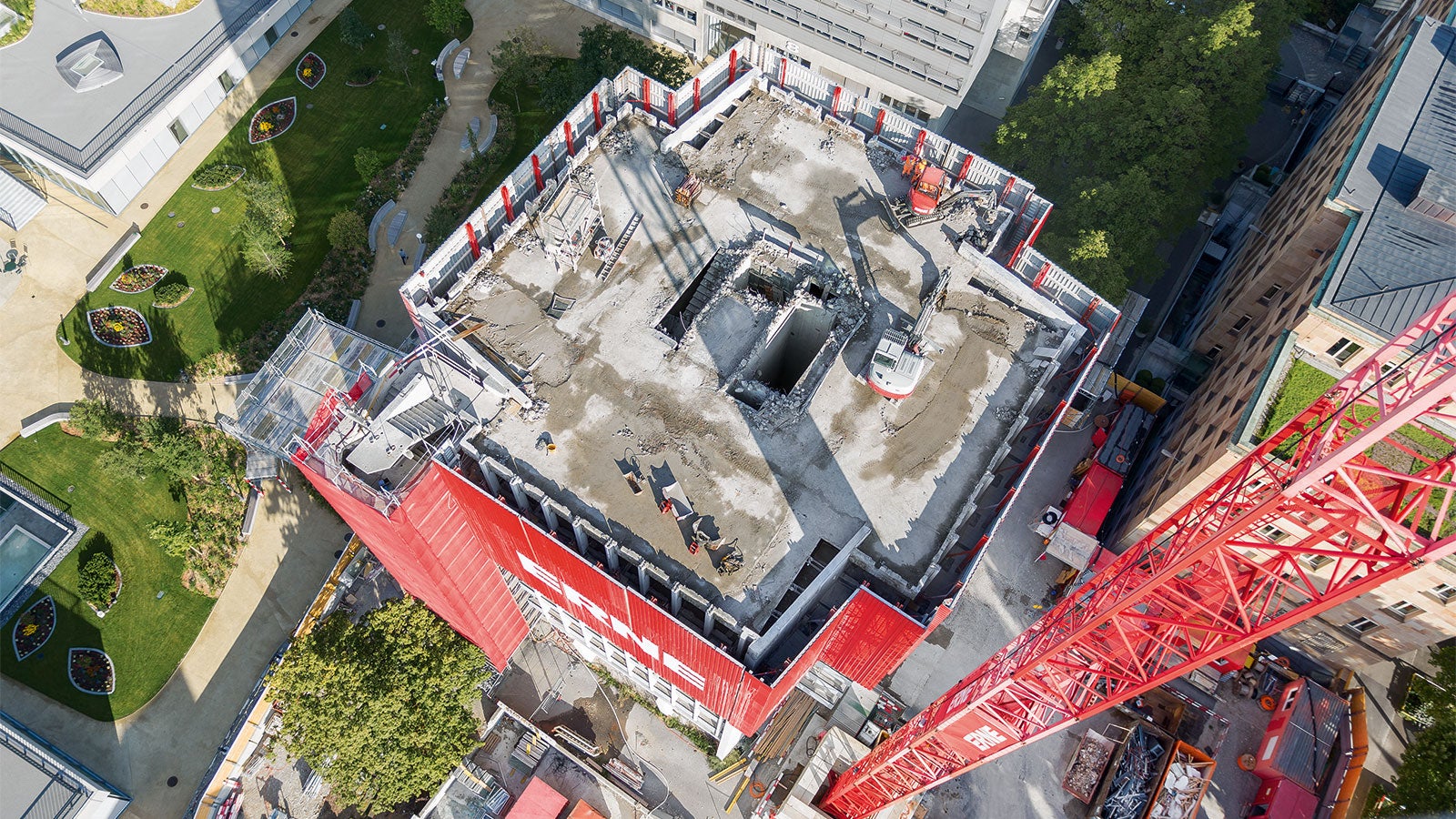 L'enceinte adaptée au plan du bâtiment a permis d'effectuer tous les travaux de déconstruction en toute sécurité - pour les ouvriers et les passants.