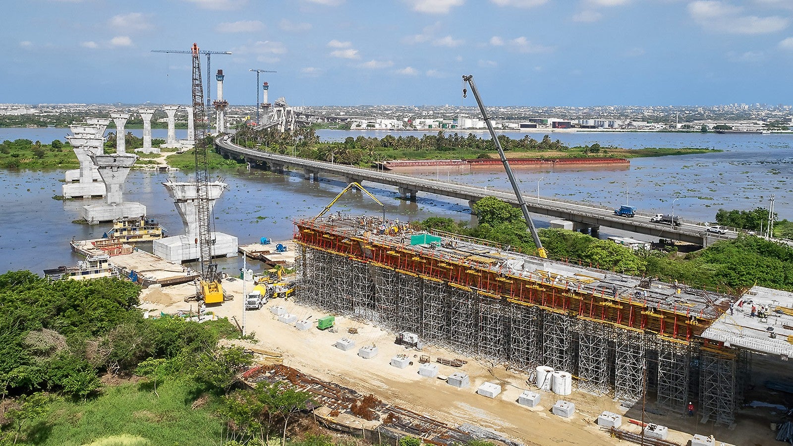 <p>Nov&amp;yacute; most Pumarejo, Barranquilla/Atl&amp;aacute;ntico, Kolumbie, se středn&amp;iacute;m rozpět&amp;iacute;m 380 m a &amp;scaron;&amp;iacute;řkou mostovky 38 m, nesen&amp;yacute; dvěma 80m pylony, patř&amp;iacute; v Kolumbii mezi nejreprezentativněj&amp;scaron;&amp;iacute; stavby.</p><br/>