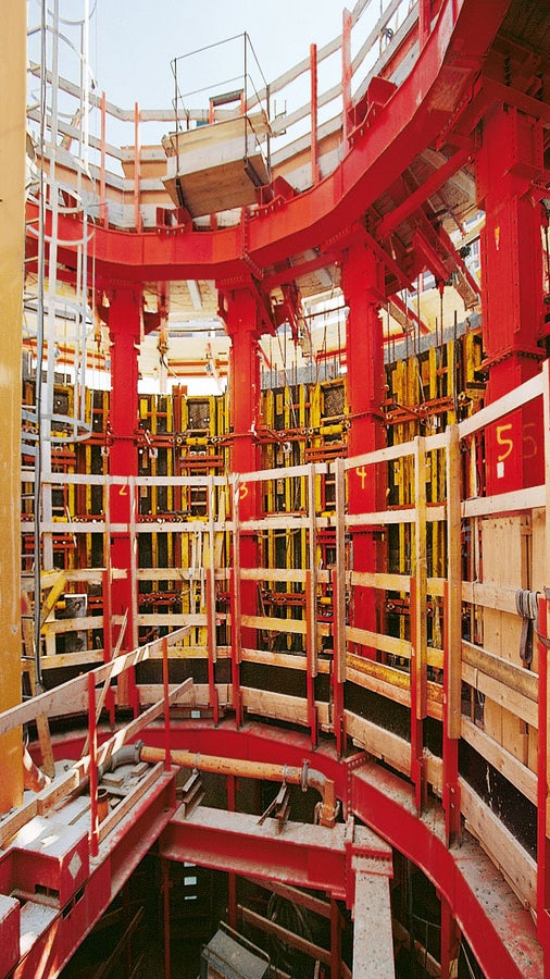 核心筒墙体内侧使用GRV铰接钢梁模板。外侧使用RUNDFLEX墙体模板。