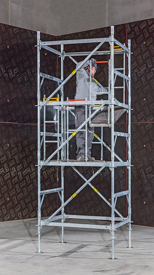 All system components of the PERI UP Flex Shoring Tower MDS are systematically assembled and dismantled with site personnel in a safe position through the guardrail in advance. The new Head Frame allows the use of the shoring tower with PERI systems such as SKYDECK Panel Formwork or slab tables.