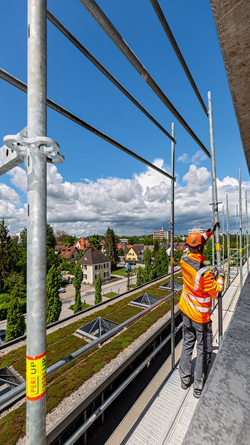 Také vnitřní zábradlí se dá vyklopit nahoru ze spodní úrovně lešení PERI UP pomocí sloupku Easy. Integrované lešenářské styčníky navíc umožňují jednoduché nasazení konzol.<br/>(Foto: PERI Německo)<br/>