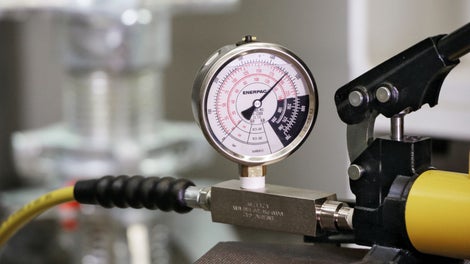 The hydraulic cylinder in the base allows the deformation-controlled lowering of props under load as well as planned torque-controlled pre–tensioning which is required for shoring in reconstruction projects.