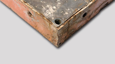 Cassaforma a telaio non risanata e deformata con fori funzionali sporchi