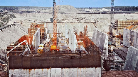 <p>Най-големият лифт за кораби в света, близо до Люнебург, Германия свързва каналът Mittelland&amp;nbsp;и река Елба, преодолявайки височина от 38 m. Това е първият голям проект за PERI. За изпълнението му са използвани изключително дълги решетъчни греди T 70.</p><br/>