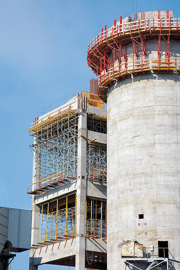 A safe climbing formwork solution on basis of the CB climbing system and an efficient shoring concept using the PERI UP scaffold system and MULTIPROP.